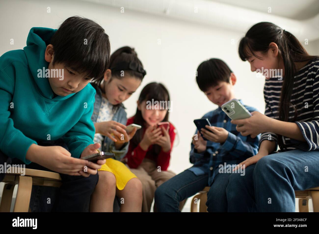 Children Obsessed with Smartphone Stock Photo Alamy