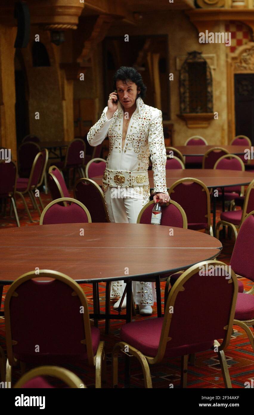 An Elvis impersonator in Blackpool to attend an elvis style wedding on the Kings 25th anniversary of his death.16 August 2002 photo Andy Paradise Stock Photo