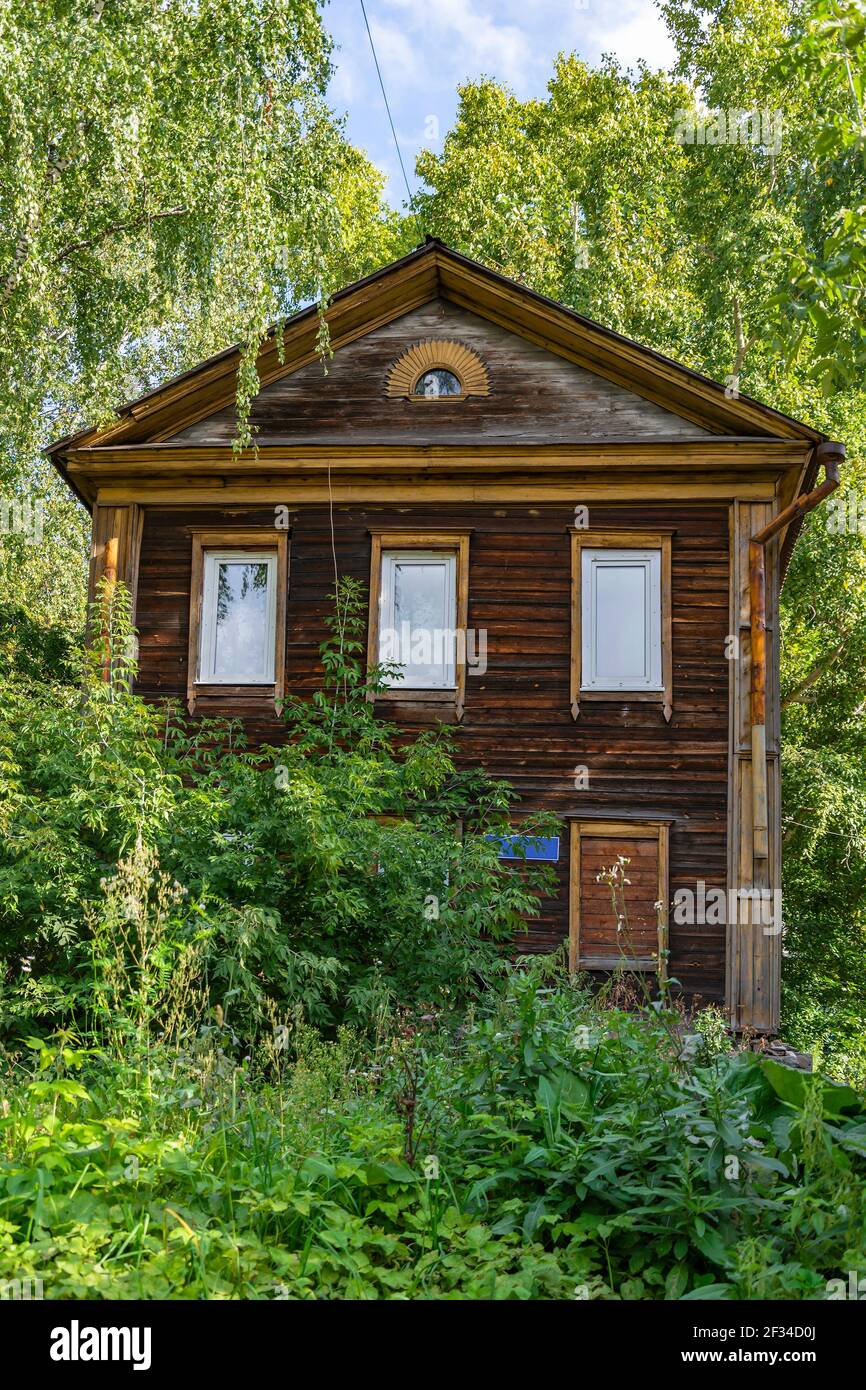 Tomsk, an old multi-apartment wooden residential building on Kuznetsky vozvoz Street Stock Photo