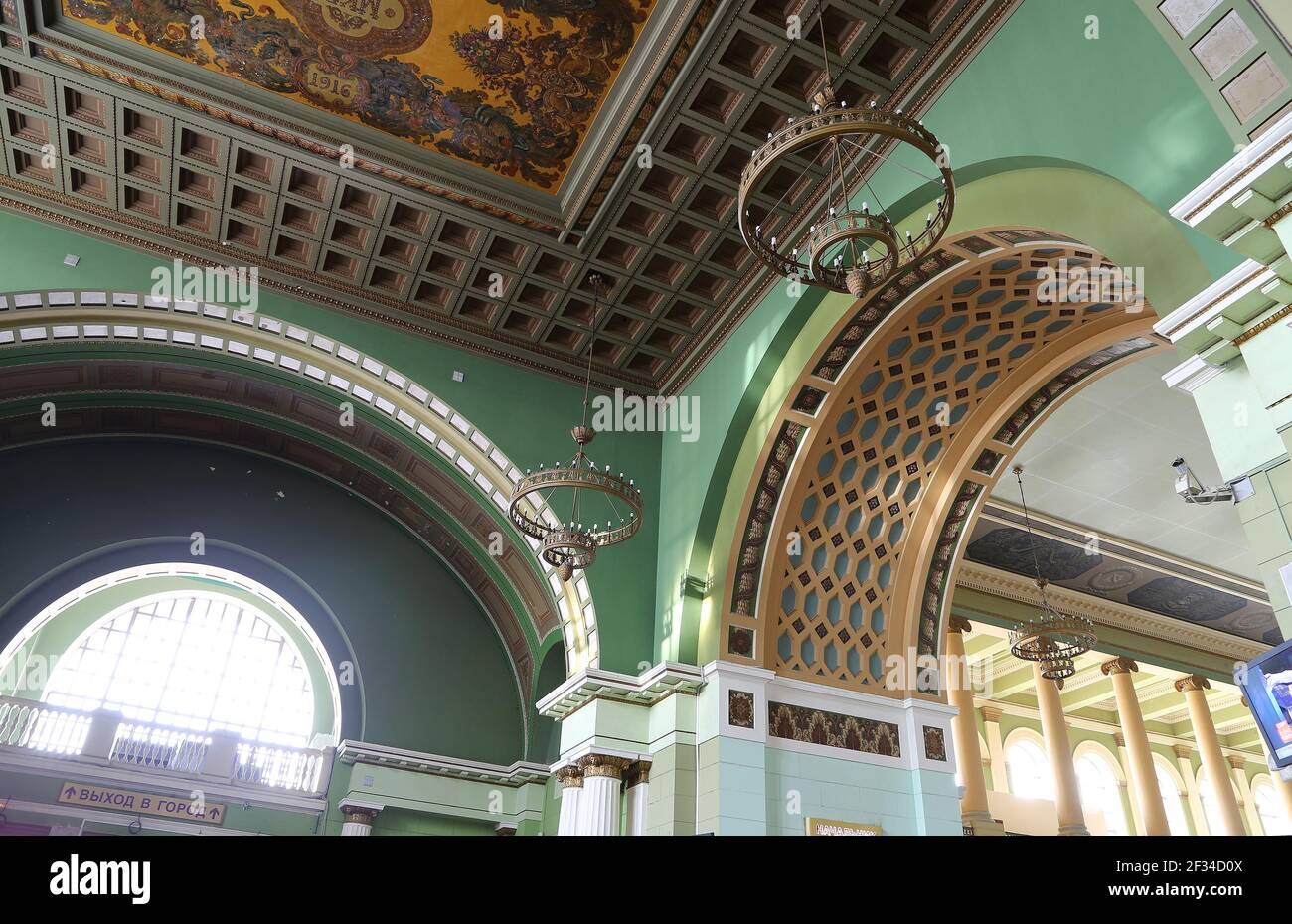 Interior Kiyevskaya railway station (Kiyevsky railway terminal ...
