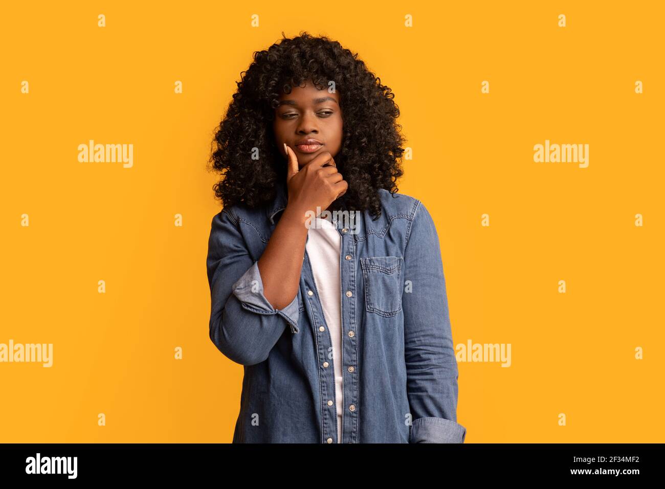 Black woman thinking hi-res stock photography and images - Alamy