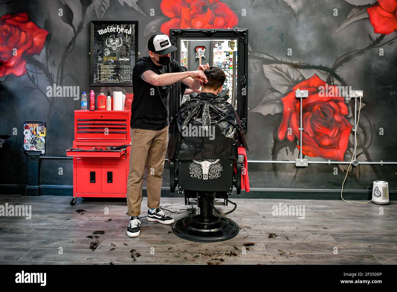 Barber in cardiff arcade hires stock photography and images Alamy