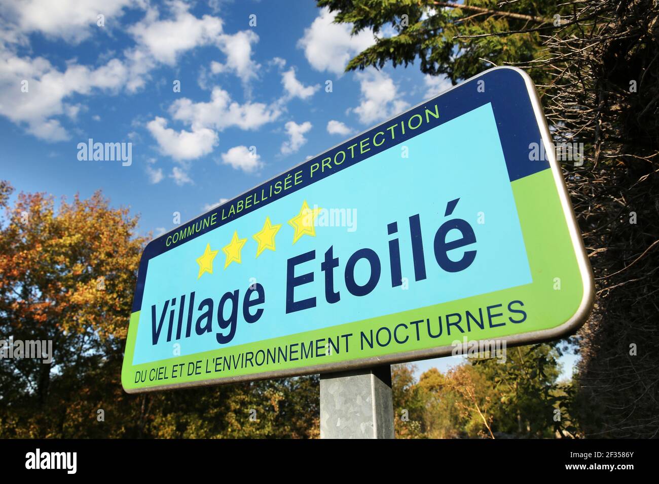 Sign indicating a village granted the 'Village etoile” label, in Reilhac (south of France). Town fighting for the reduction of light pollution Stock Photo