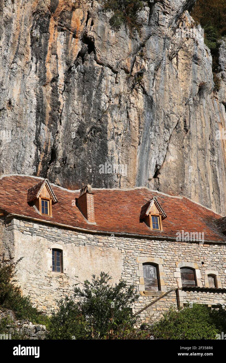 Semi-troglodyte house in Saint-Sulpice, in the Cele Valley, on the hiking trail GR65, pilgrimage route “via Podiensis”, Way of St. James (Santiago de Stock Photo