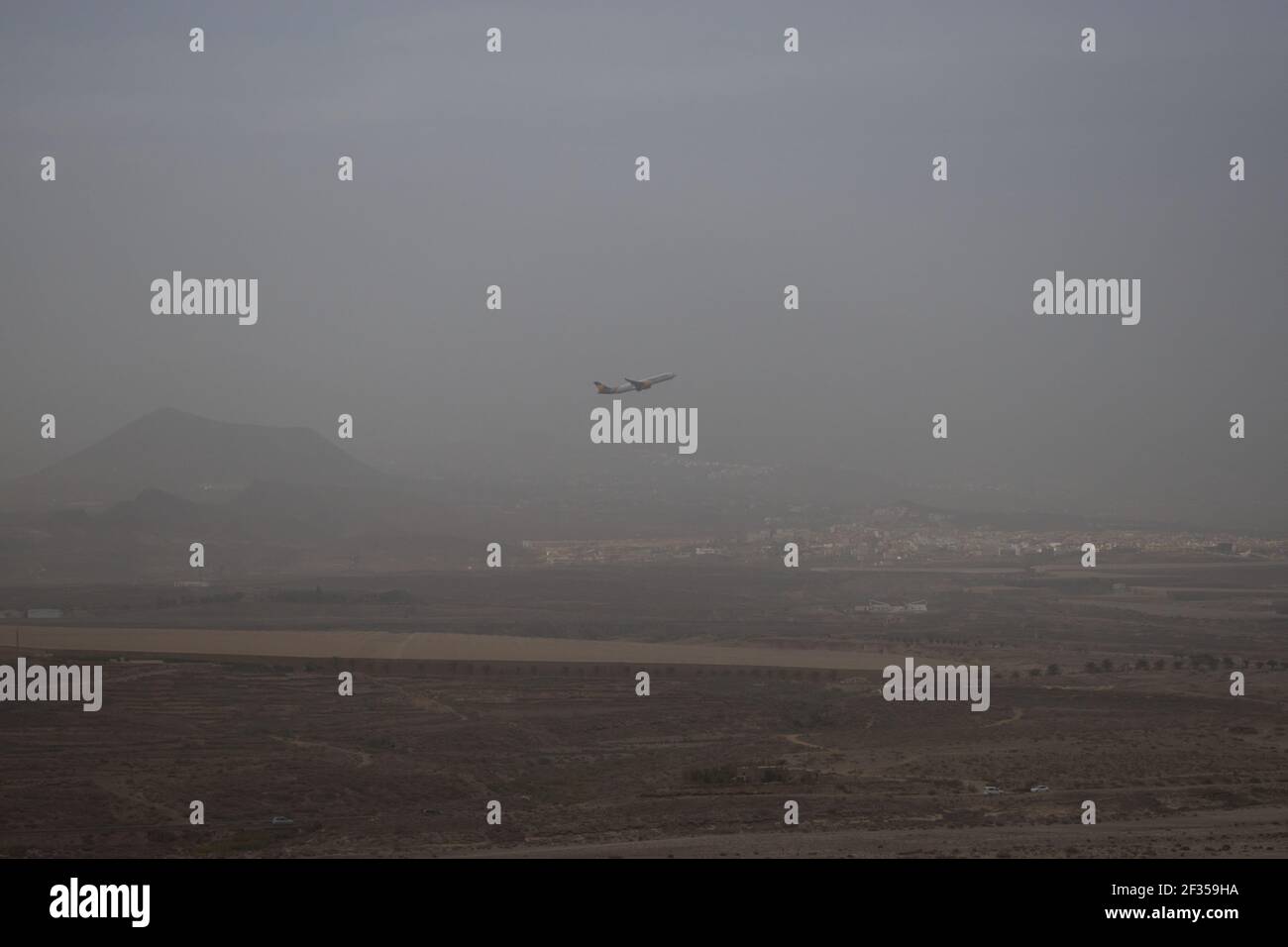 Commercial airplane took off hi res stock photography and images Alamy