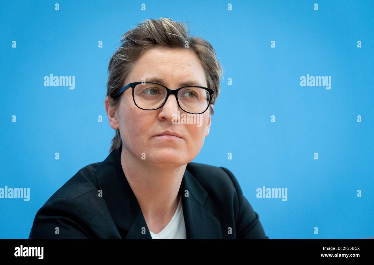 Berlin, Germany. 15th Mar, 2021. Susanne Hennig-Wellsow, party leader of Die Linke, gives a press conference after the state elections in Baden-Württemberg and Rhineland-Palatinate. Credit: Kay Nietfeld/dpa/Alamy Live News Stock Photo