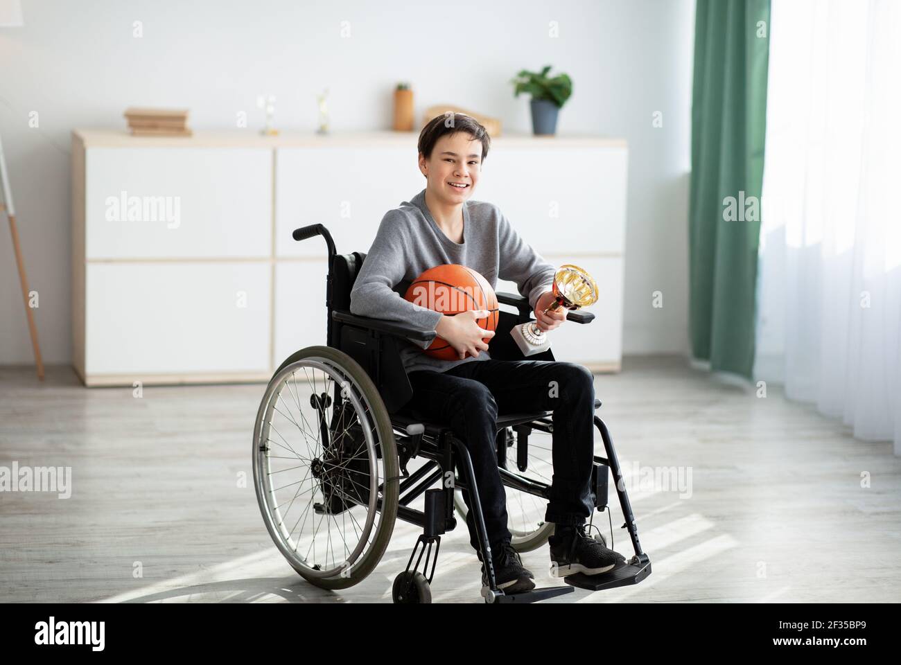 Boy wheelchair basketball hi-res stock photography and images - Alamy