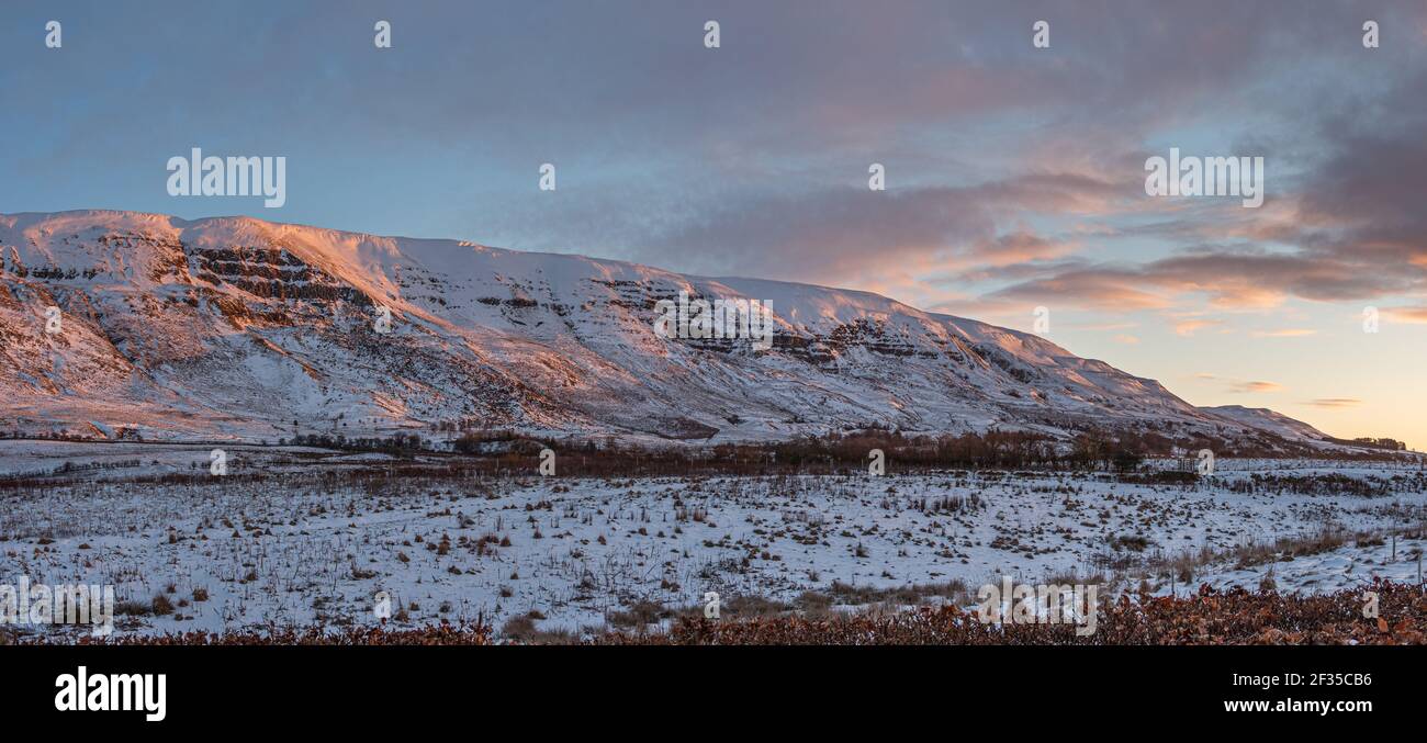 Early morning sunrise behind mountains hi-res stock photography and ...