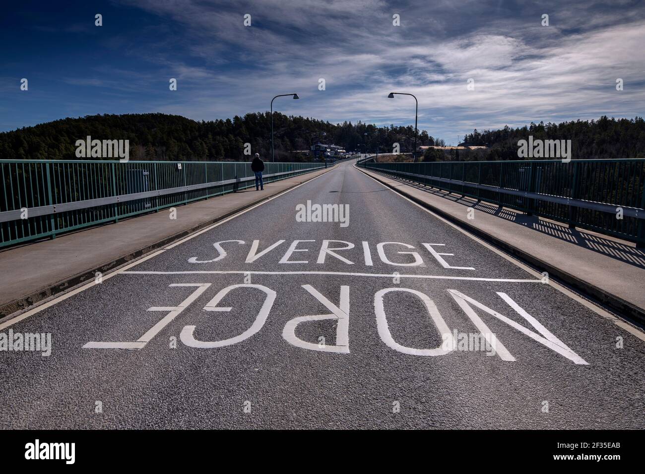 Border crossing between Sweden (EU) and Norway on the Svinesund Bridge. Photo Lasse Edwartz / TT code 20785 Stock Photo