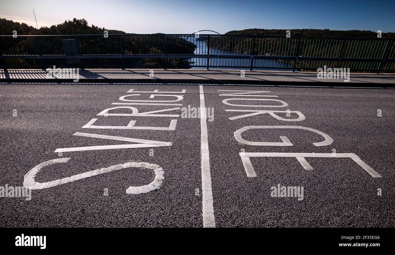 Border crossing between Sweden (EU) and Norway on the Svinesund Bridge. Photo Lasse Edwartz / TT code 20785 Stock Photo