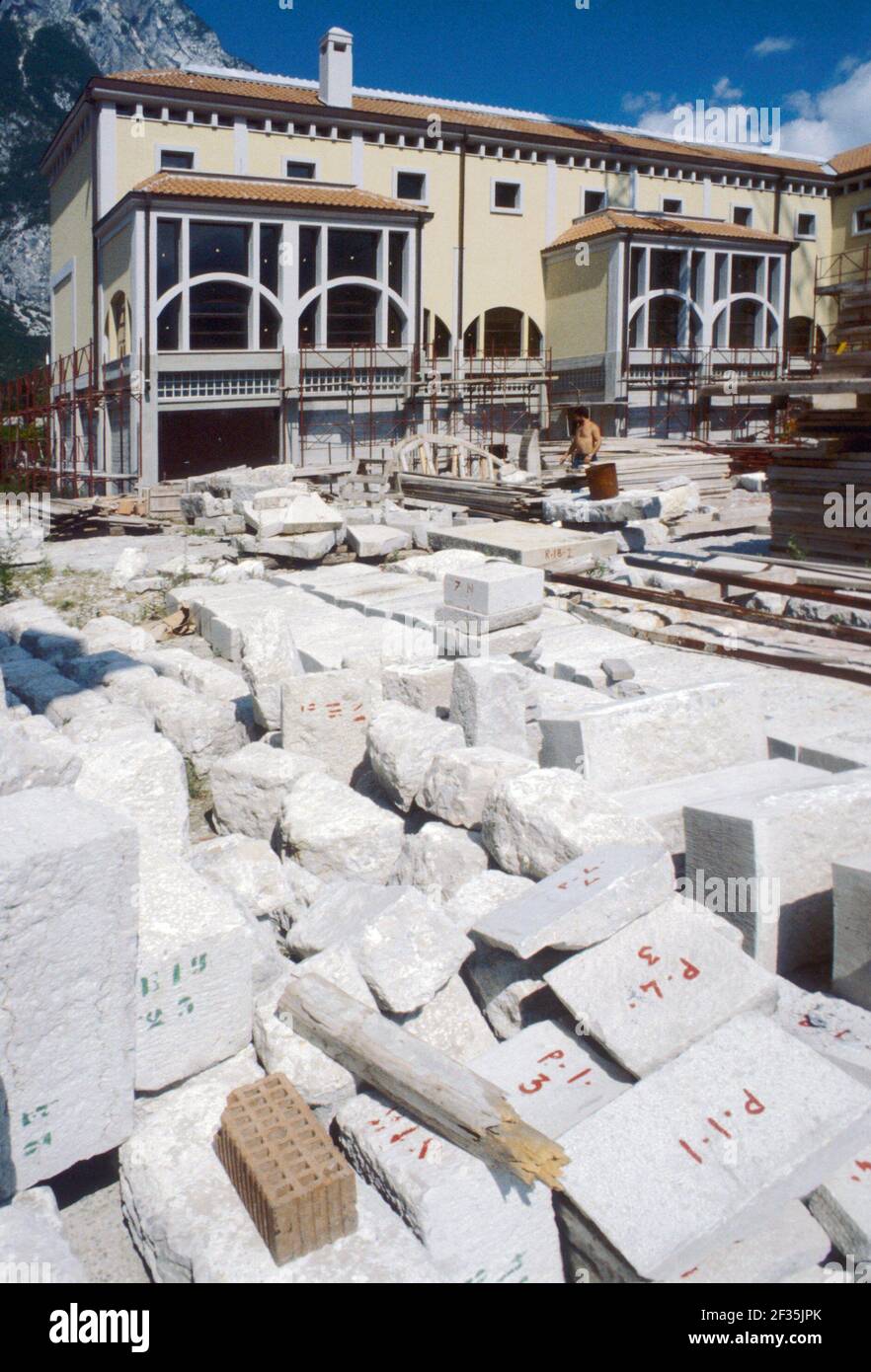 Reconstruction in Friuli (Northern Italy) after the earthquake of May 1976, remaking of the ancient medieval walls of Venzone village  with the original stones (February 1980) Stock Photo