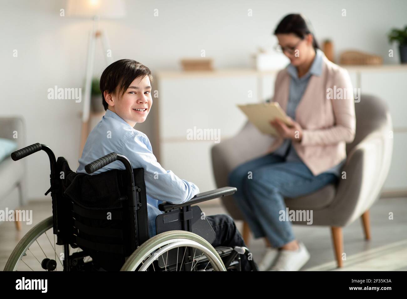 Поддержка инвалидов. Сопровождение инвалидов молодого возраста. Профессиональная реабилитация инвалидов. Люди с ограниченными способностями. Сопровождение инвалидов молодого возраста.