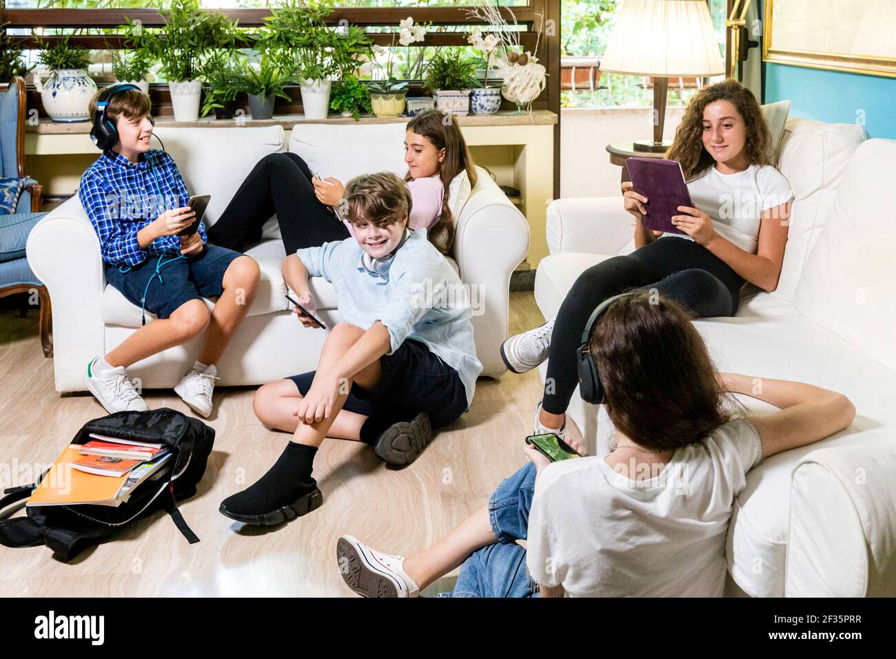 Teens boys girls hi-res stock photography and images - Alamy
