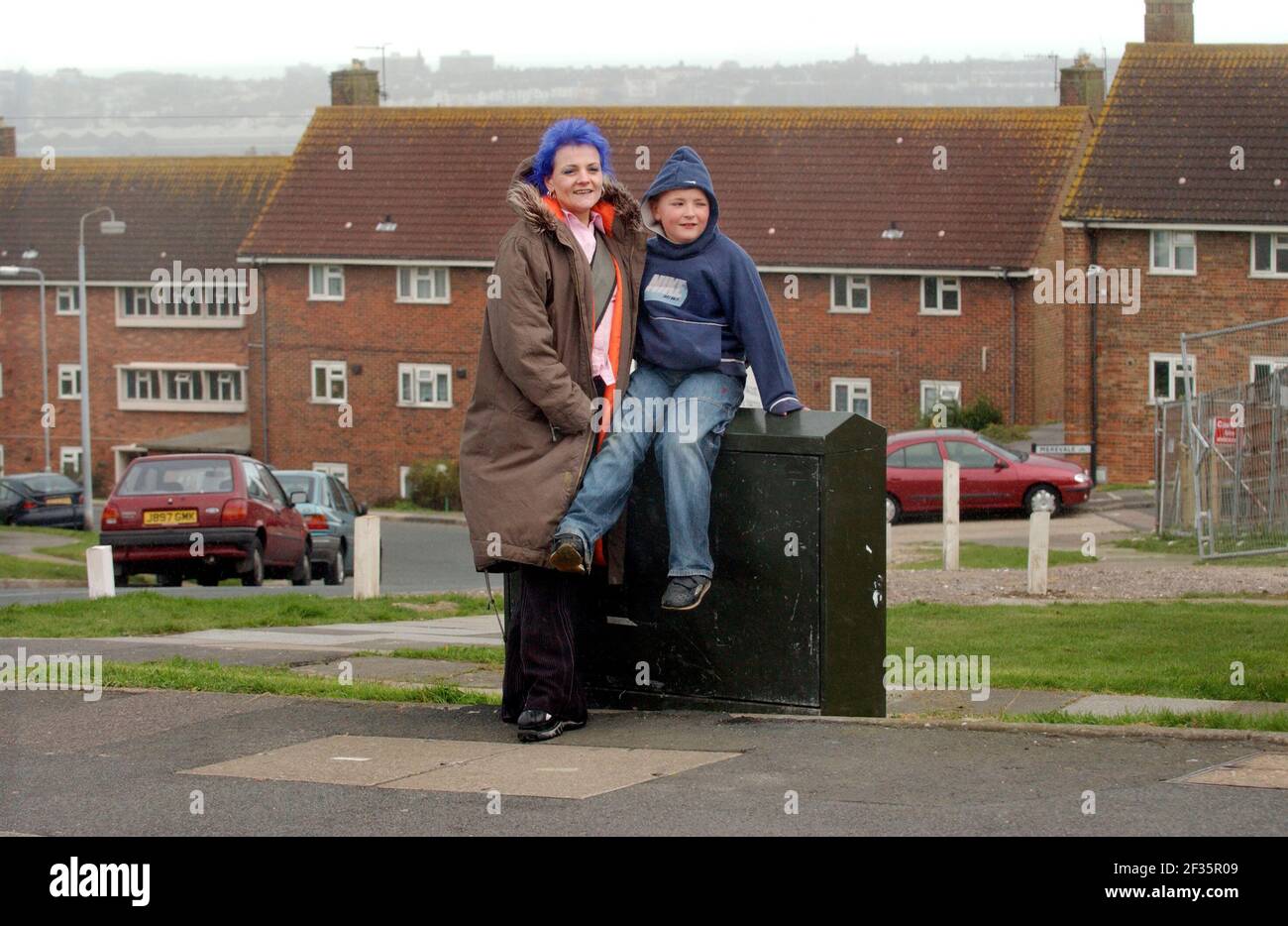 CHARLY CRAWFORD AND HER SON TRE,ON THE HOLLINGDEAN ESTATE IN BRIGHTON,WHICH HAS CREATED A NEIGHBOURHOOD AGREEMENT TO RAISE STANDARDS OF BEHAVIOUR AND COMMUNITY SPIRIT.7 April 2005 PILSTON Stock Photo