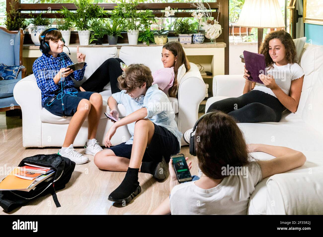Group of teenage boys and girls Stock Photo - Alamy