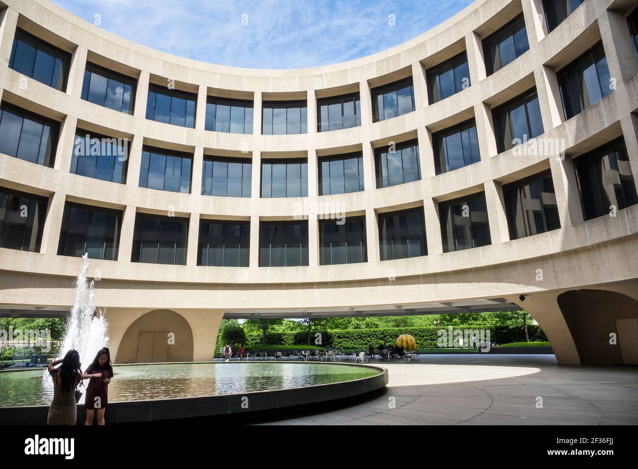 Washington DC,National Mall Hirshhorn Museum gallery,contemporary art exterior fountain circular building architect Gordon Bunshaft, Stock Photo