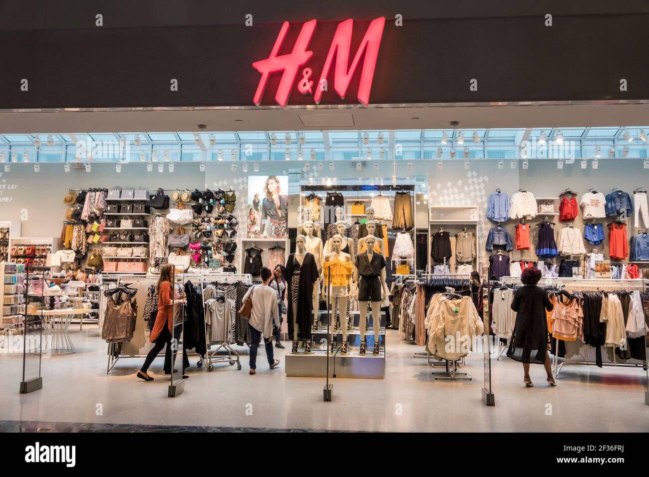 Washington DC,Union Station,railroad train terminal H&M clothing fashion  store,shopping interior inside Stock Photo - Alamy