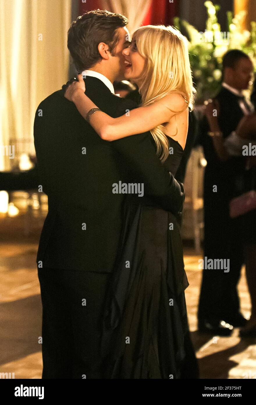 taylor-momsen-and-chace-crawford-kissing