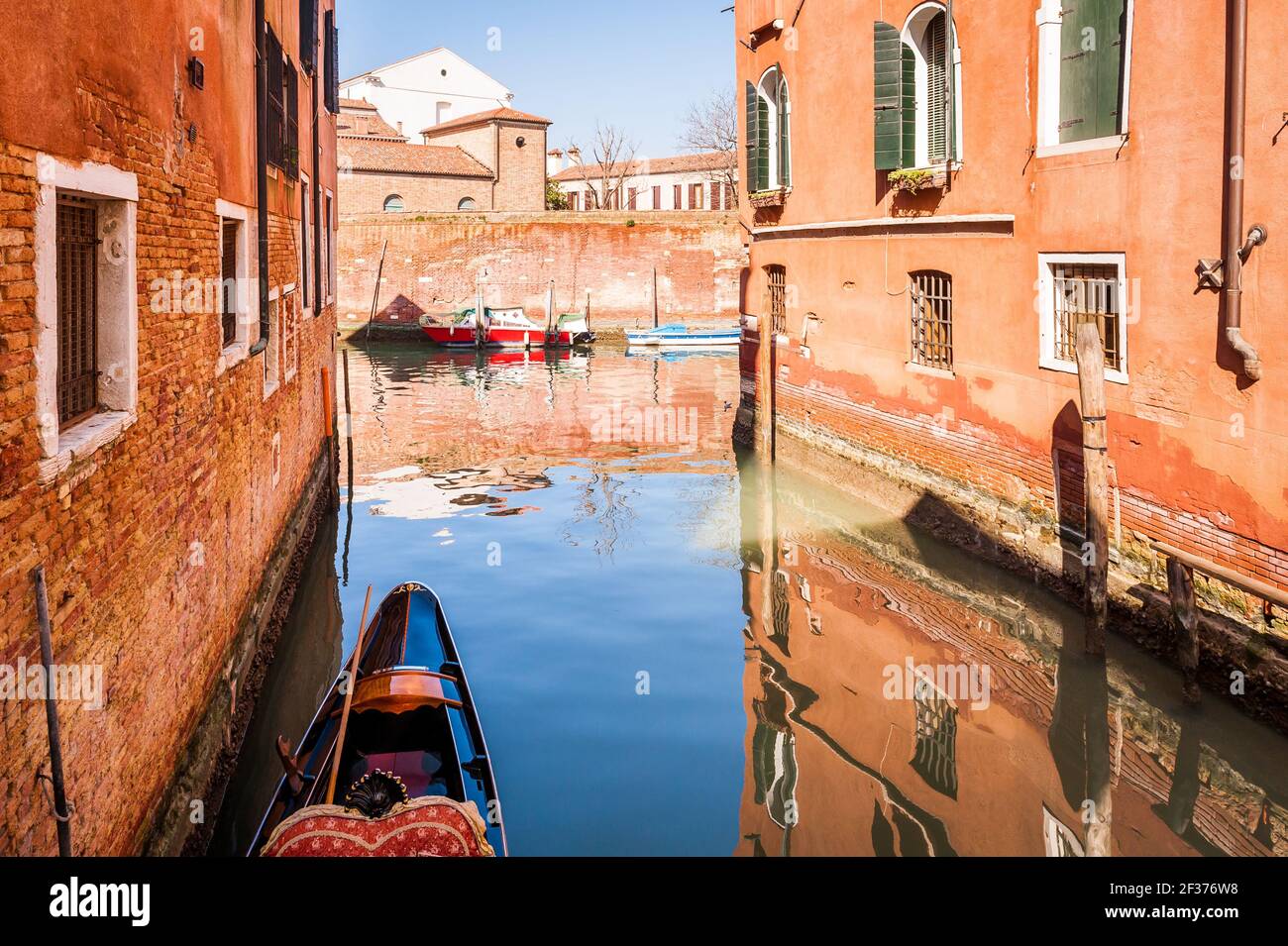 Typical street view in canal hi-res stock photography and images - Alamy