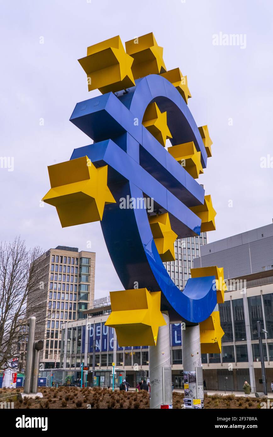 Frankfurt euro statue hi-res stock photography and images - Alamy