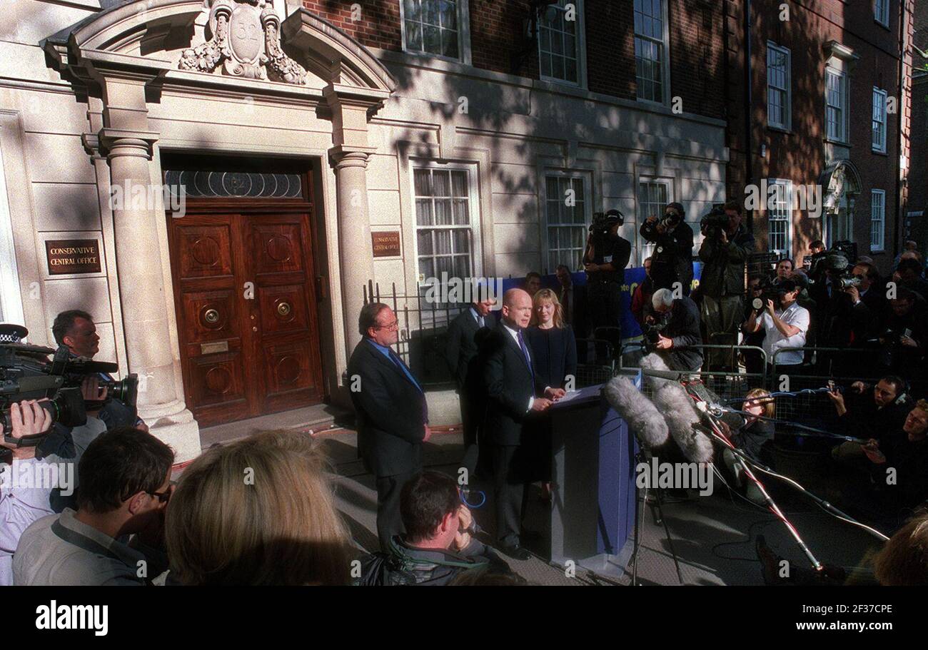 TORY ELECTION DEFEAT SCENES AT CENTRAL OFFICEWATCHED BY HIS WIFE FFION, AND BY SEB. COE AND CONSERVATIVE PARTY CHAIRMAN MICHAEL ANCRAM, WILLIAM HAGUE ANNOUNCES HIS RESIGNATION, IN FRONT OF CENTRAL OFFICE. 8.6.01    PIC:JOHN VOOS Stock Photo