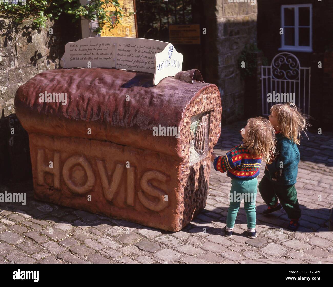 Children by money appeal Hovis loaf, Gold Hill, Shaftesbury, Dorset, England, United Kingdom Stock Photo