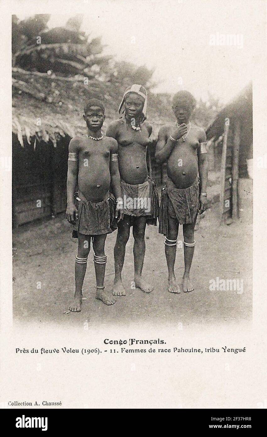 Près du fleuve Voleu (1906). Femmes de race Pahouine, tribu Yengué. Stock Photo