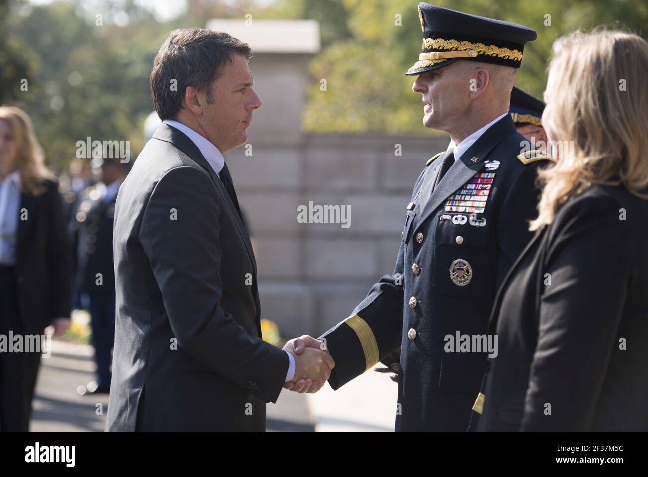 Prime Minister of Italy Matteo Renzi visits Arlington National Cemetery (30137134090). Stock Photo
