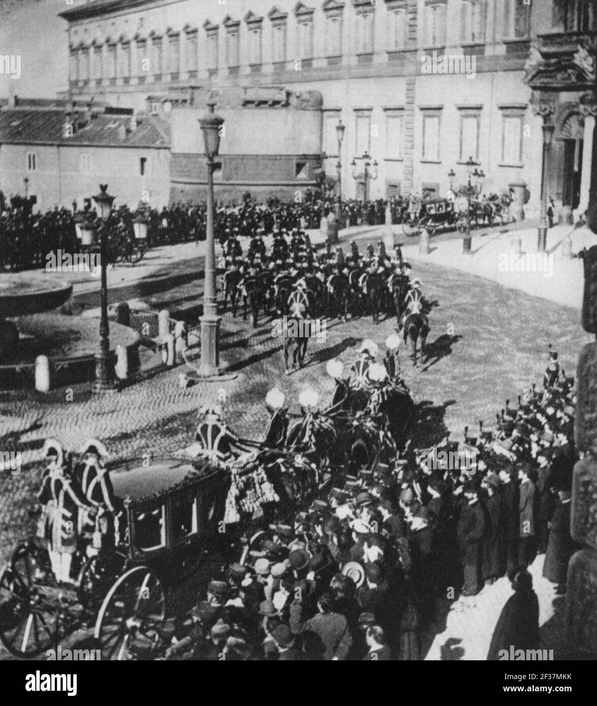 Primoli, Giuseppe - Die königliche Kolonne mit den Kutschen von Umberto I. und Keiser Guglielmo II. Stock Photo