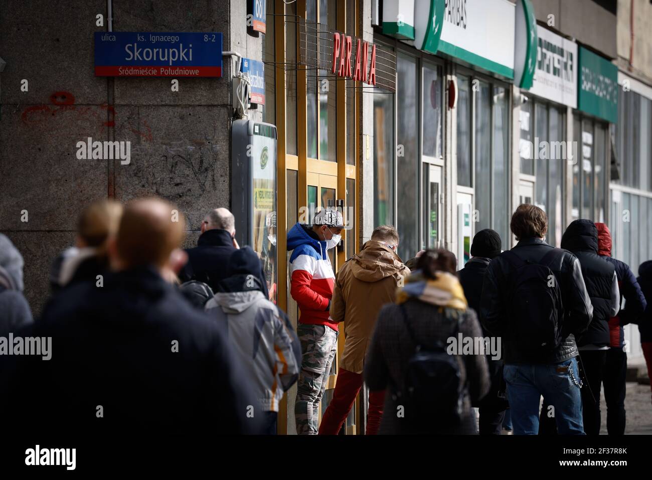 Warsaw, Poland. 15th Mar, 2021. People line up outside a COVID-19 testing clinic in central Warsaw, Poland, on March 15, 2021. The Polish government reintroduced lockdown measures in Warsaw on Monday. According to Polish Health Minister Adam Niedzielski, the lockdown is in force from March 15 to March 28. Hotels, cultural institutions and sports facilities are shut down and the operation of shopping centers is also be restricted. Credit: Jaap Arriens/Xinhua/Alamy Live News Stock Photo