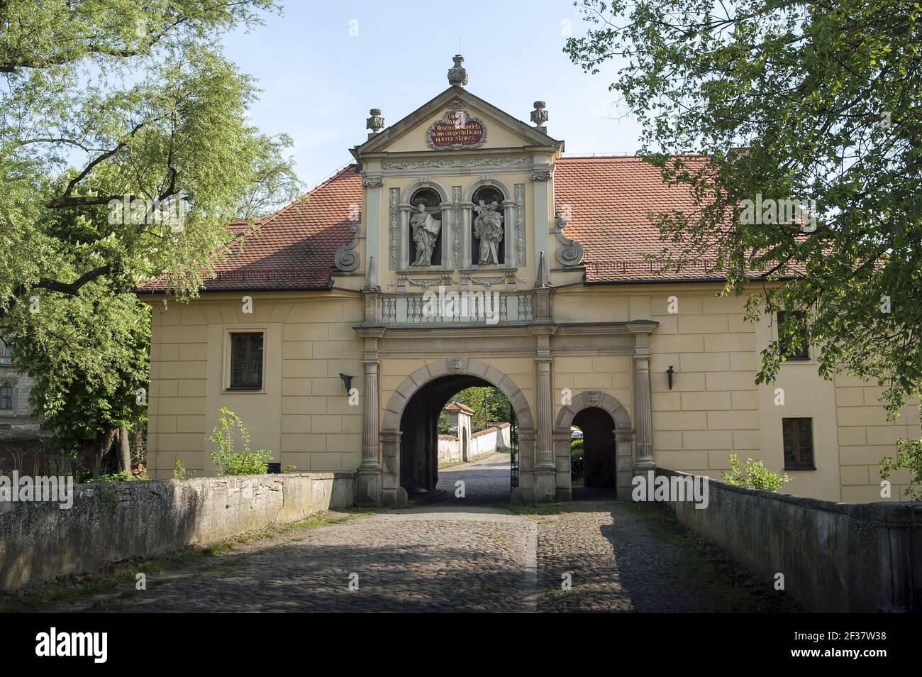 Lubiąż, Polska, Poland, Polen; Leubus Abbey; Kloster Leubus; Entrance gate to the monastery. Eingangstor zum Kloster. Puerta de entrada al monasterio. Stock Photo