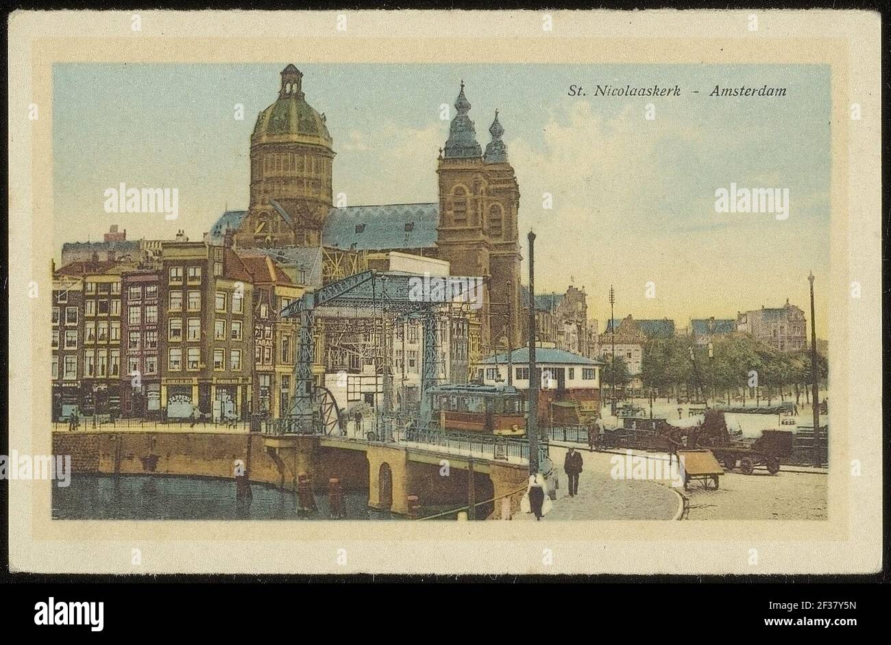 Prins Hendrikkade 76-91 met op nummer 76 de Sint Nicolaaskerk en daarvoor de Kamperbrug over het Open Havenfront, Stock Photo