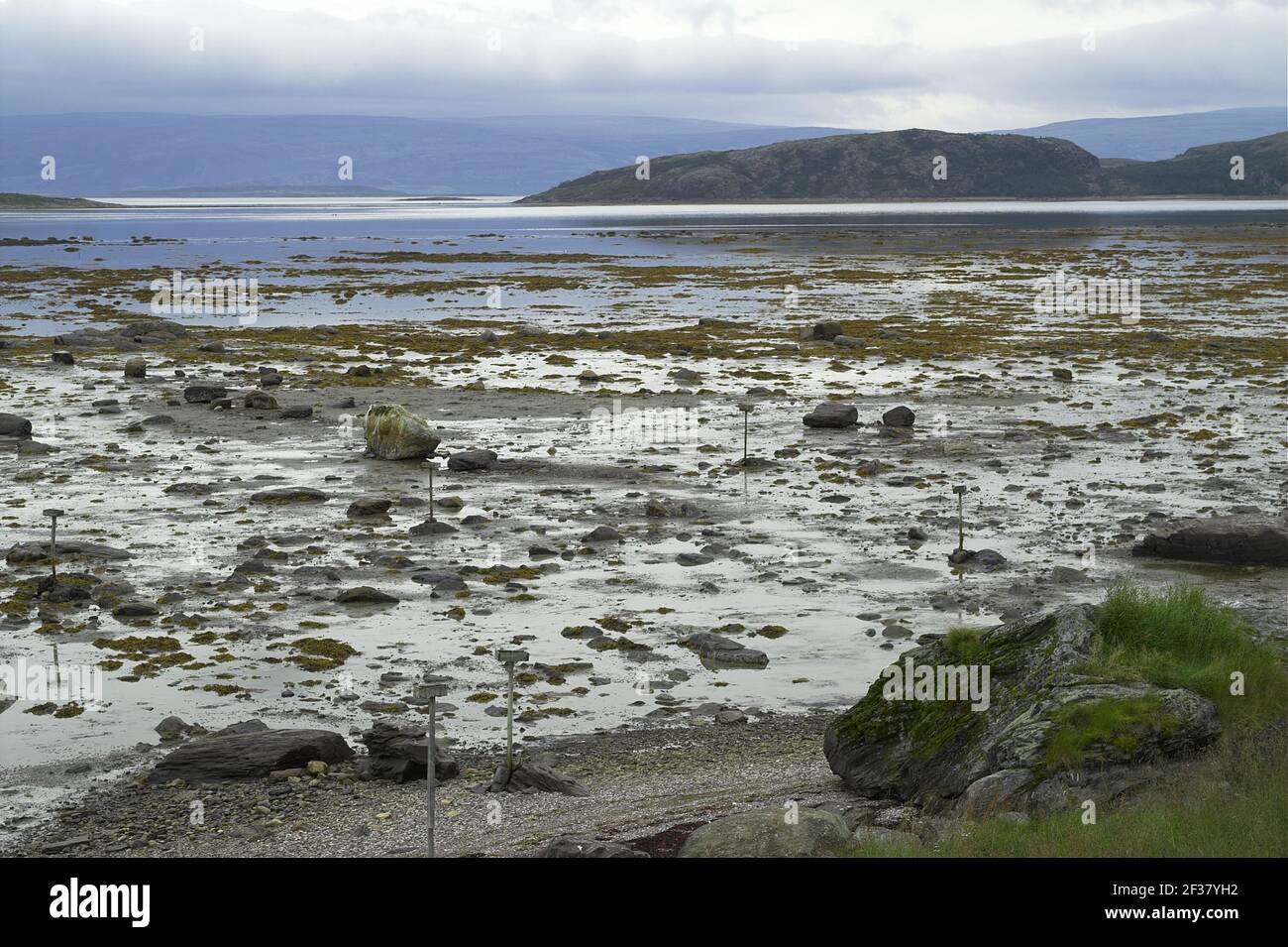 Muddy and rocky shore of the lake, austere landscape of northern Finland. Schlammiger und felsiger See, die raue Landschaft Nordfinnlands. Stock Photo