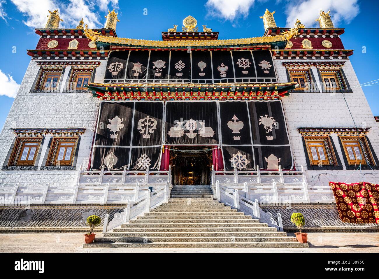 Songzanlin monastery building facade view called Jaya Khamtsen in Shangri-La Yunnan China Stock Photo