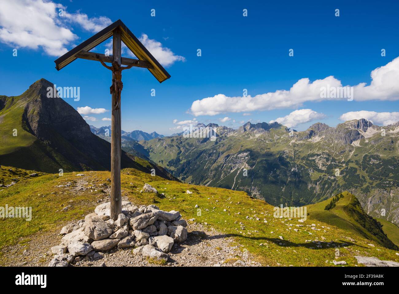 geography / travel, Germany, Bavaria, wayside cross at Rappensee (Lake Rappen), left behind it small Rappenkopf (peak), 2276m, Al, Freedom-Of-Panorama Stock Photo