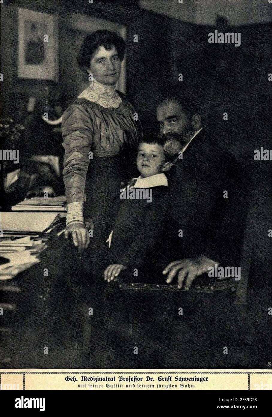 Prof. Dr. Ernst Schweninger mit Gattin Magdalena und jüngstem Sohn, 1910. Stock Photo