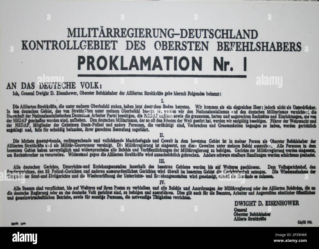 Proklamation Nr. 1 - Zweisprachige Bekanntmachung des Obersten Befehlshabers der alliierten Streitkräfte Dwight D. Eisenhower (deutschsprachiger Teil). Stock Photo