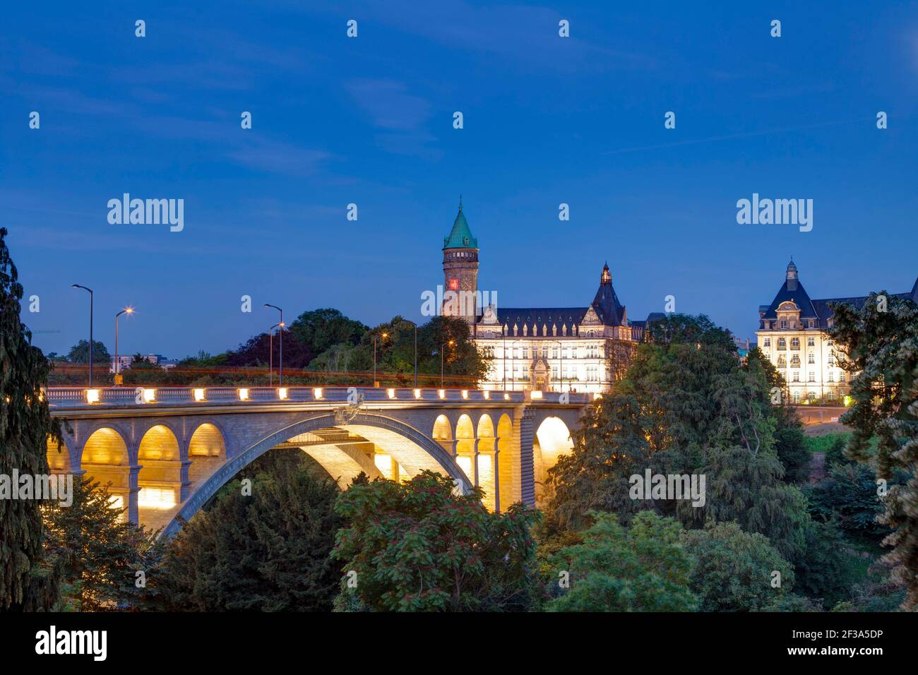Luxembourg: the Adolphe Bridge and the upper city, Luxembourg City. Floodlit bridge at night Stock Photo