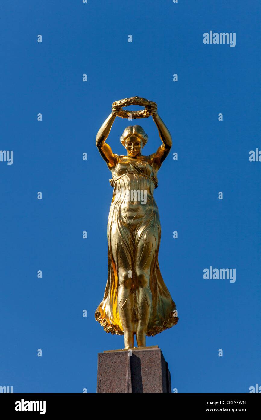 Luxembourg: the Gelle Fra statue, a war memorial obelisk supporting Nike, goddess of victory or 'Queen of Freedom' holding out a laurel wreath as if p Stock Photo