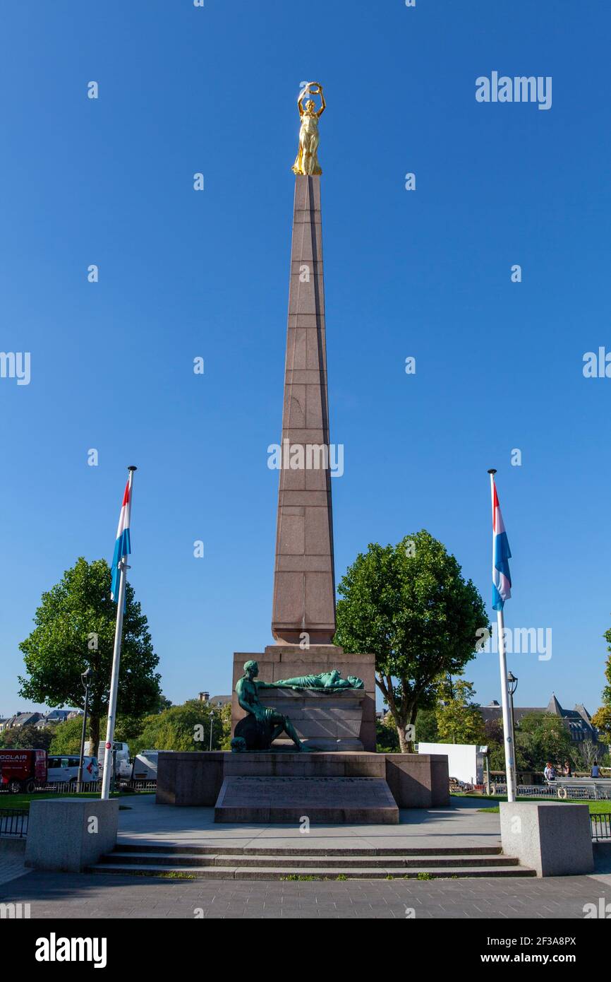 Luxembourg: the Gelle Fra statue, a war memorial obelisk supporting Nike,  goddess of victory or "Queen of Freedom" holding out a laurel wreath as if  p Stock Photo - Alamy