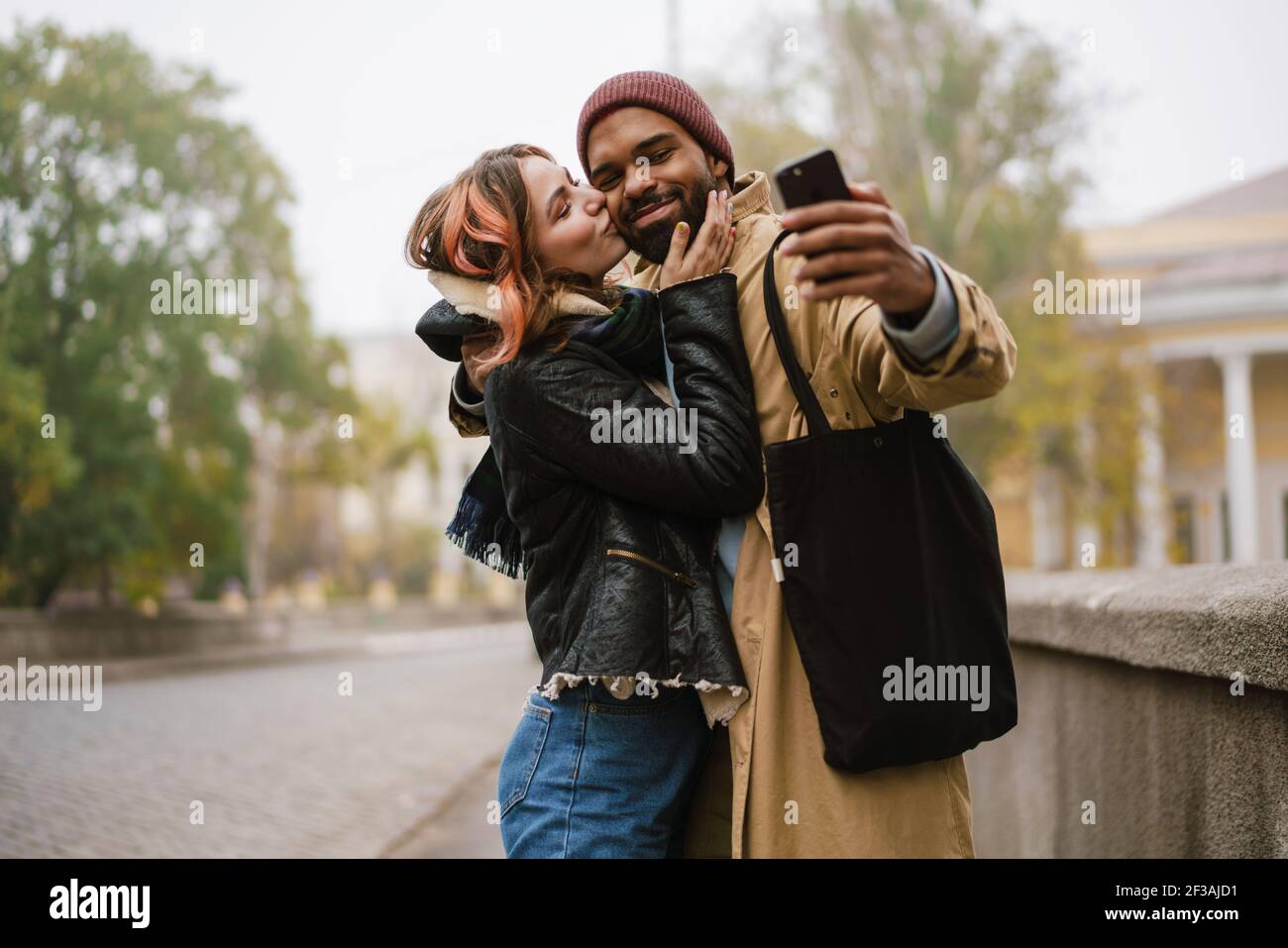 Guy girl kissing on city hi-res stock photography and images - Alamy