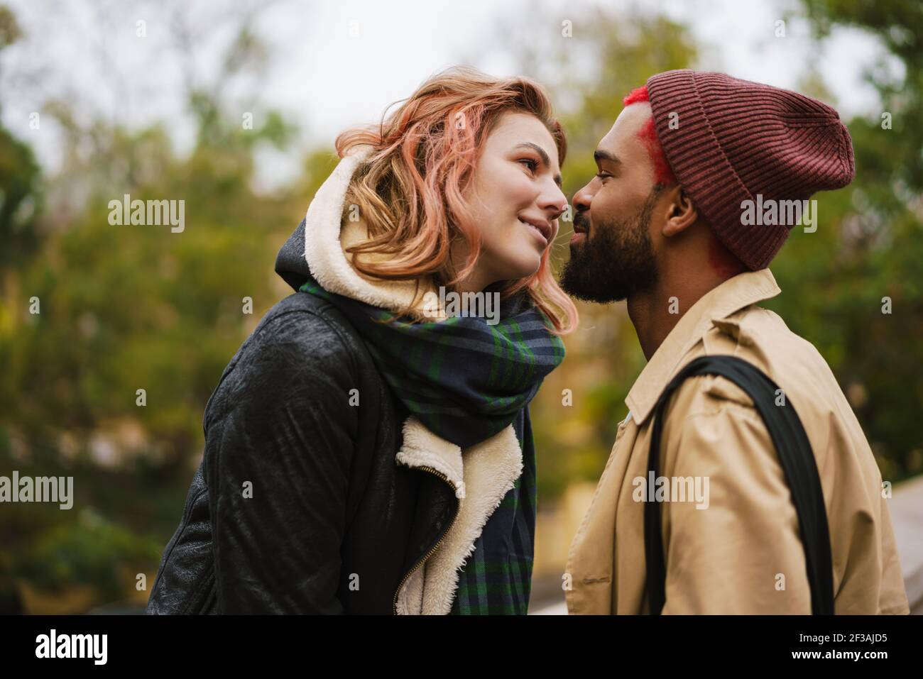 Guy girl kissing on city hi-res stock photography and images - Alamy