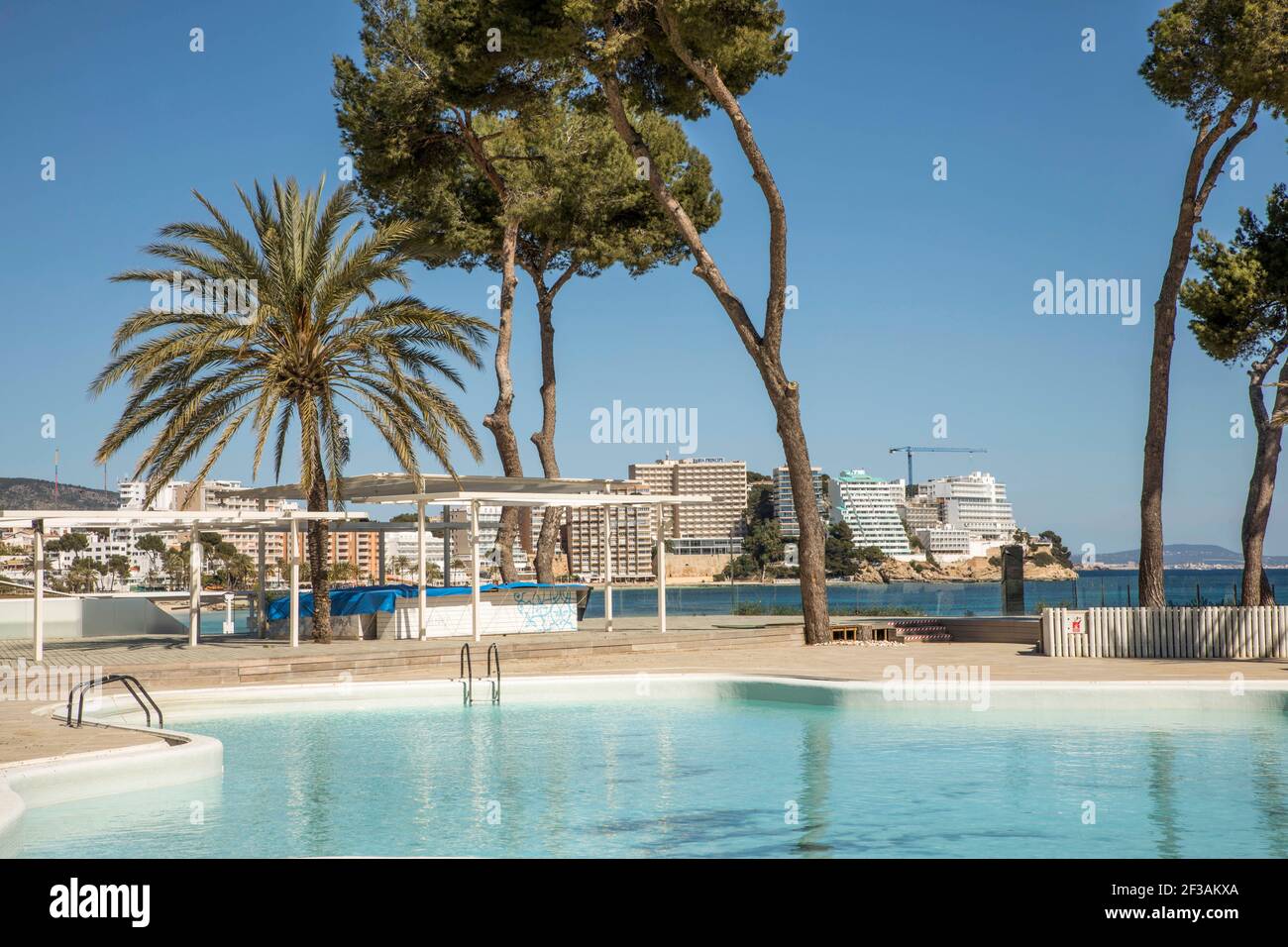 Magaluf, Mallorca, Spain. 15th Mar, 2021. View to Magaluf out of the closed MeliÃ¡ CalviÃ¡ Beach hotel in Mallorca. Credit: John-Patrick Morarescu/ZUMA Wire/Alamy Live News Stock Photo