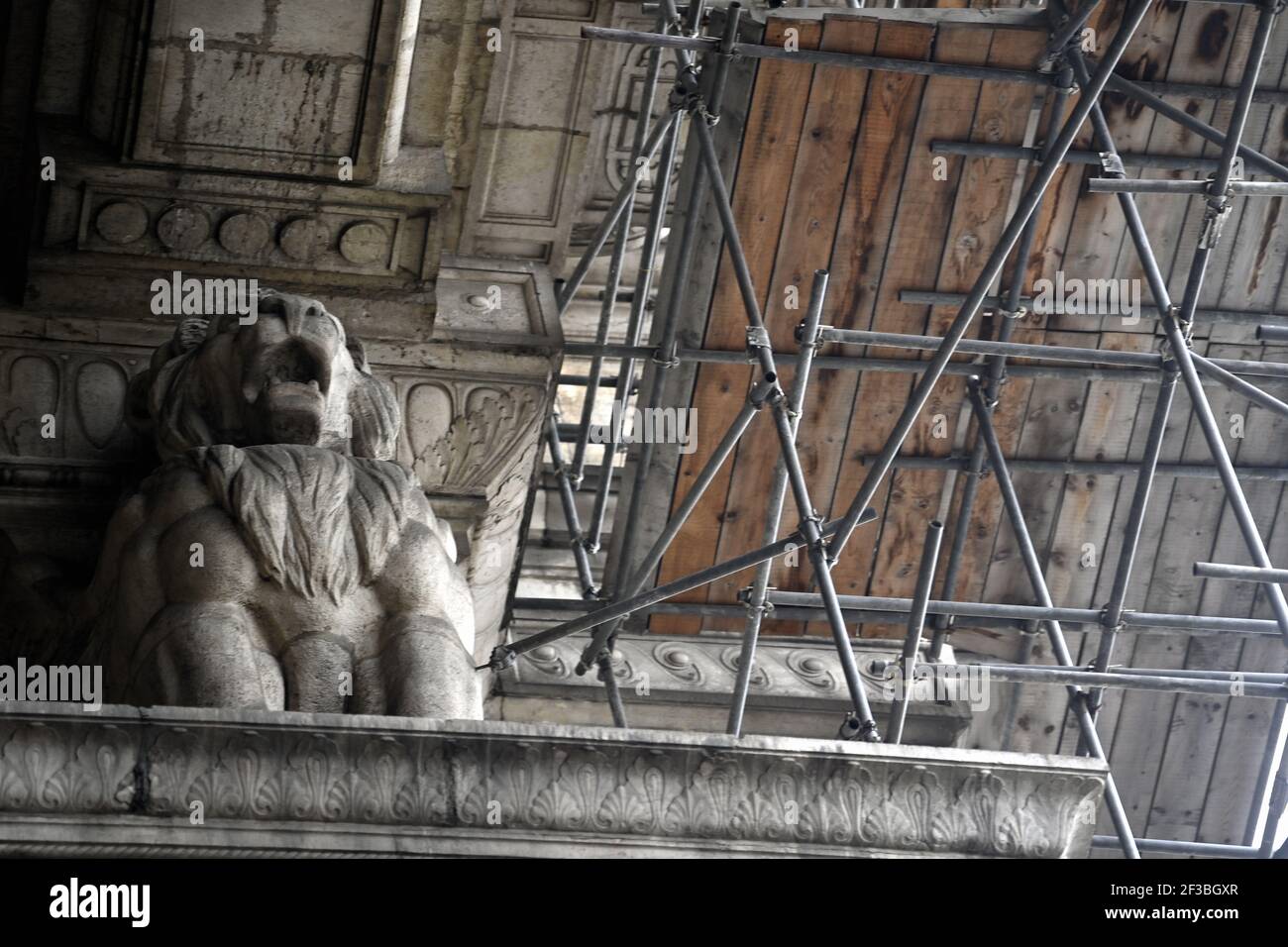 Illustration picture shows the renovation of the scaffolding at the Justice Palace in Brussels, Tuesday 16 March 2021. The first piece of the scaffold Stock Photo