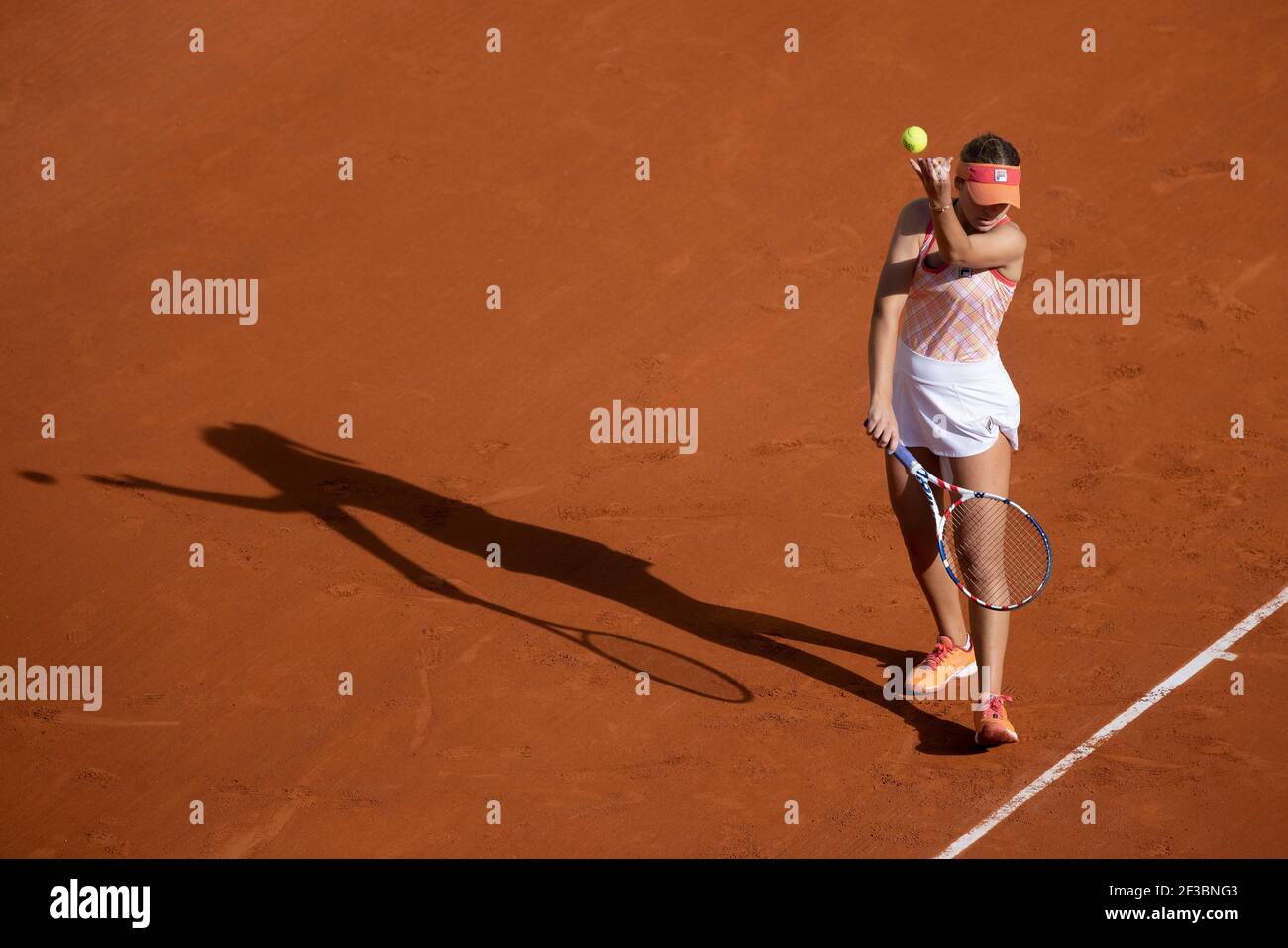 American tennis player Sofia Kenin showing her unusual service action during French Open 2020, Paris, France, Europe. Stock Photo