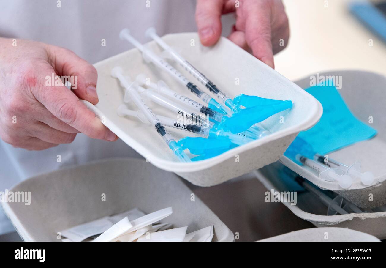 Discarded syringe hi-res stock photography and images - Alamy