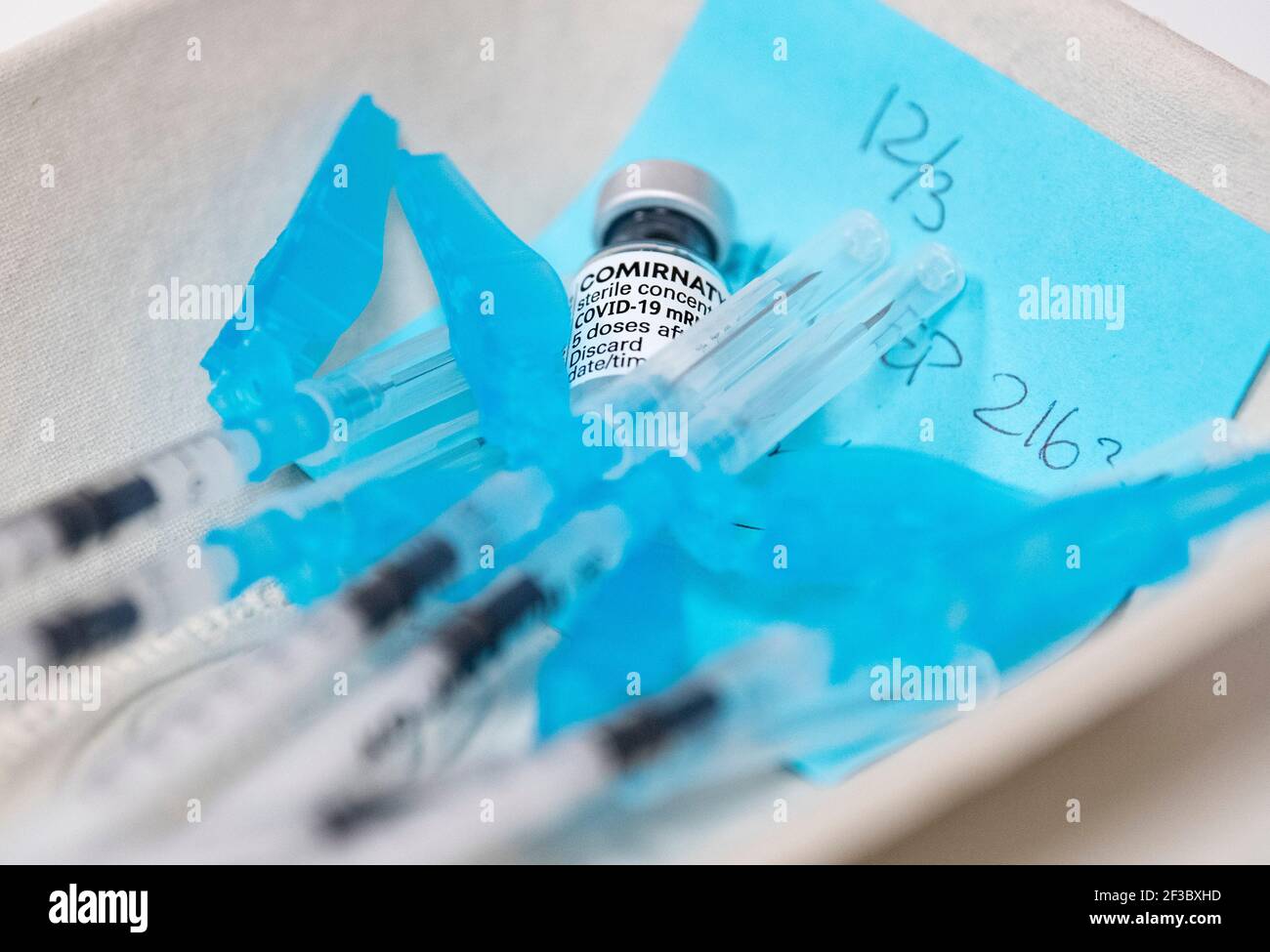 Discarded syringe hi-res stock photography and images - Alamy