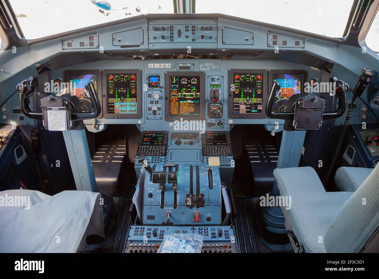 Atr 72 600 Cockpit Hi res Stock Photography And Images Alamy