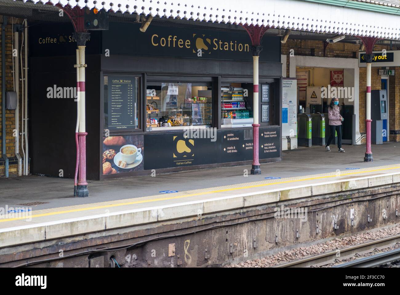 Train Station Platform Shop High Resolution Stock Photography And Images Alamy