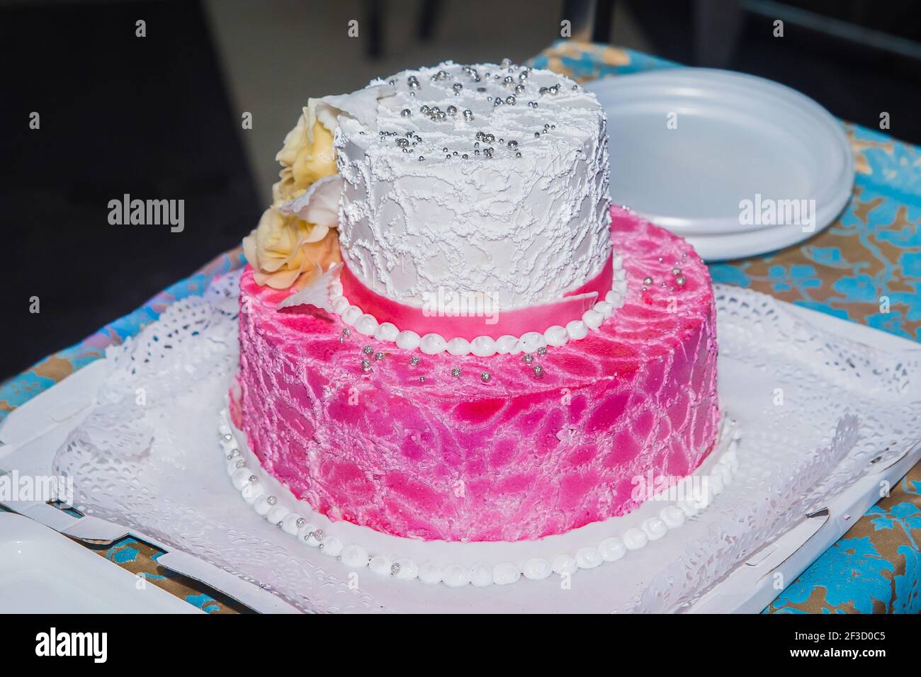 Two tier cake hi-res stock photography and images - Alamy